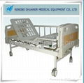 ICU Two-function manual hospital bed with central control locking castors 1