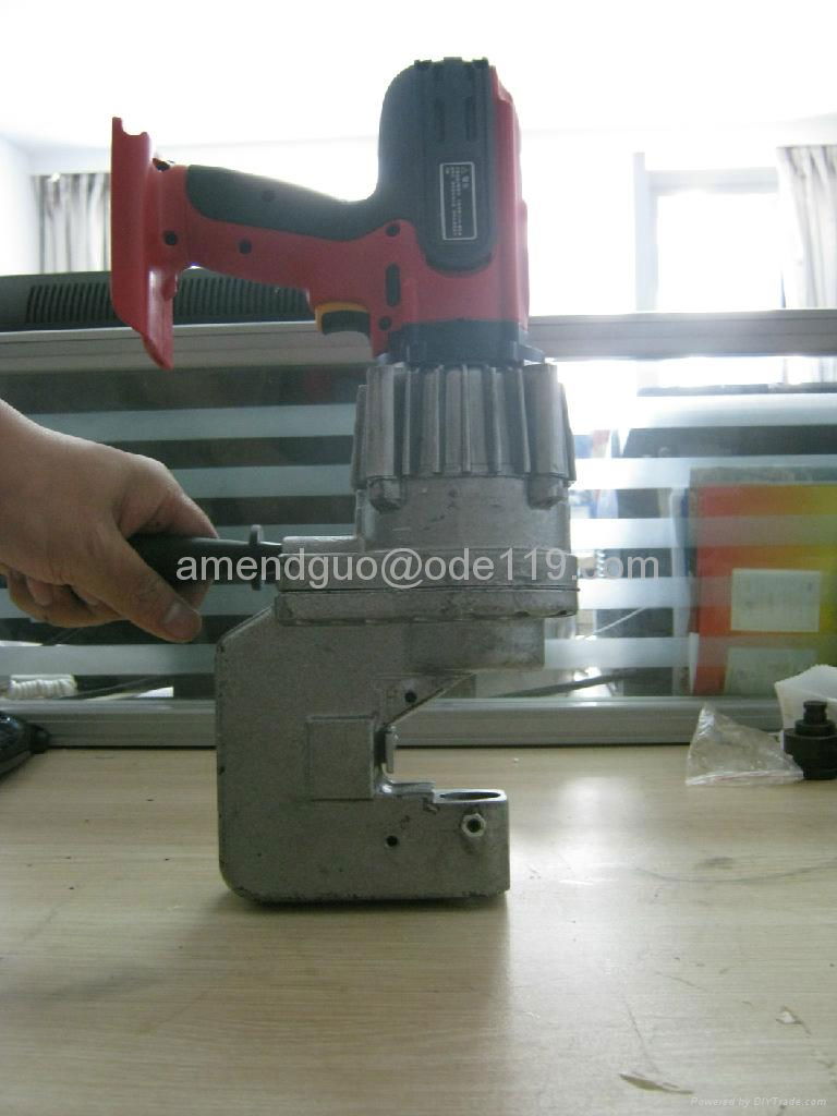  Electric hydraulic battery hole puncher 2