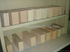 High strength fireclay insulating brick