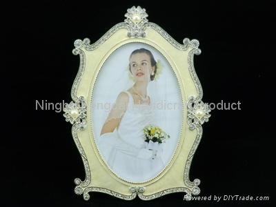 Oval white metal photo frame