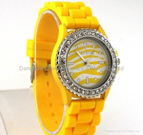 2013 newest fashion silicone crystal diamond rhinestone geneva watch promotion 2