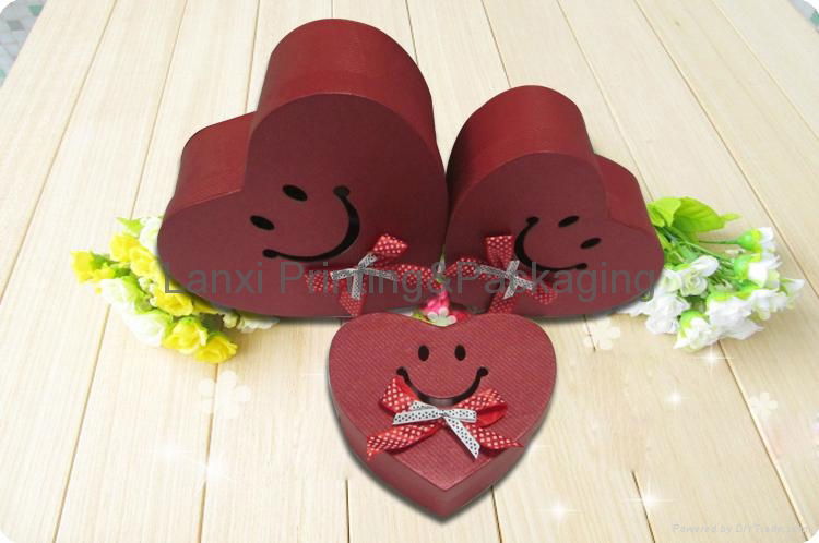 Heart-type red paper gift box with smiling patterning wedding candy chocolate 2