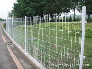 bilateral wire mesh fence  3