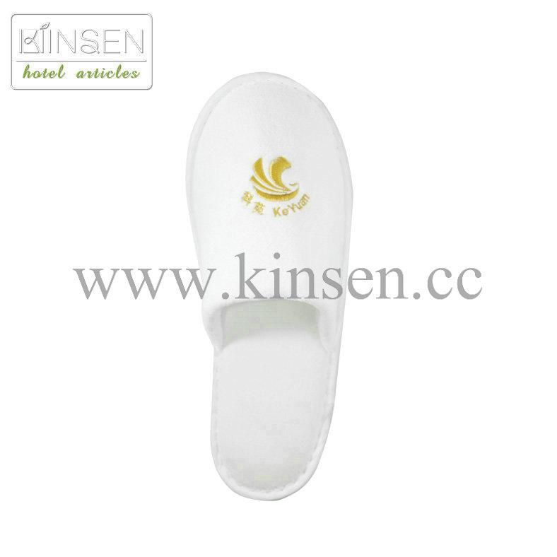 white hotel slipper with embroided logo 2