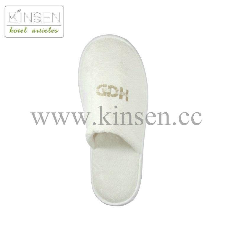 white hotel slipper with embroided logo 3