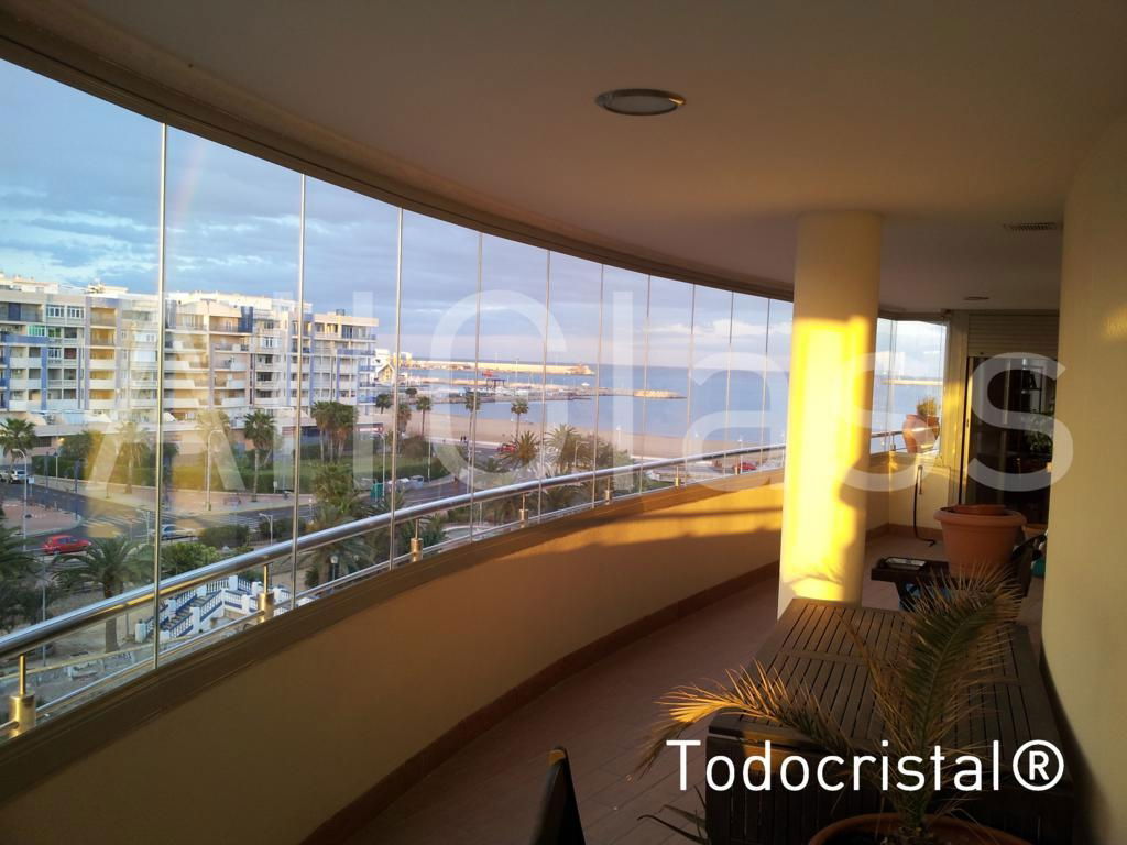 Sliding frameless glazing system