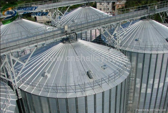 Hopper bottom steel silo with grain storage