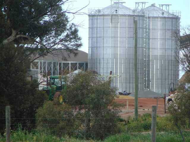 Flat bottom steel silo for grian storage
