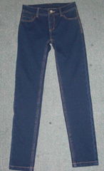 Lady knitting jeans-01