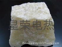 Low-iron electrical grade fused magnesia