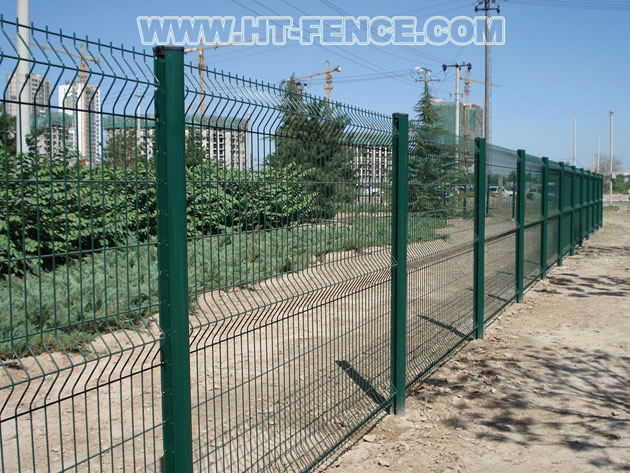 Welded wire mesh fence