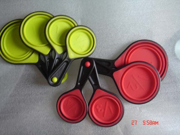 Collapsible measuring spoons