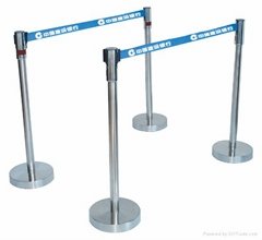 stanchion with retractable belts