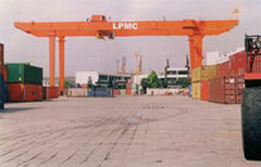 Rail-mounted container gantry crane