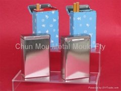 Cigarette case with hinge