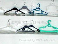  plastic coat hangers 