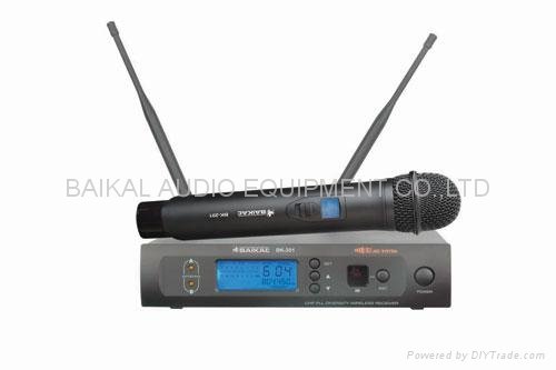 UHF synthesized diversity single channel wireless microphone