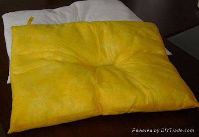 Oil absorbent pillow