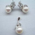 pearl earing 1