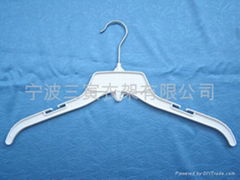 T-shirt hanger