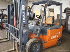 Toyota 2.5 T yen folder have reported the sale of forklifts