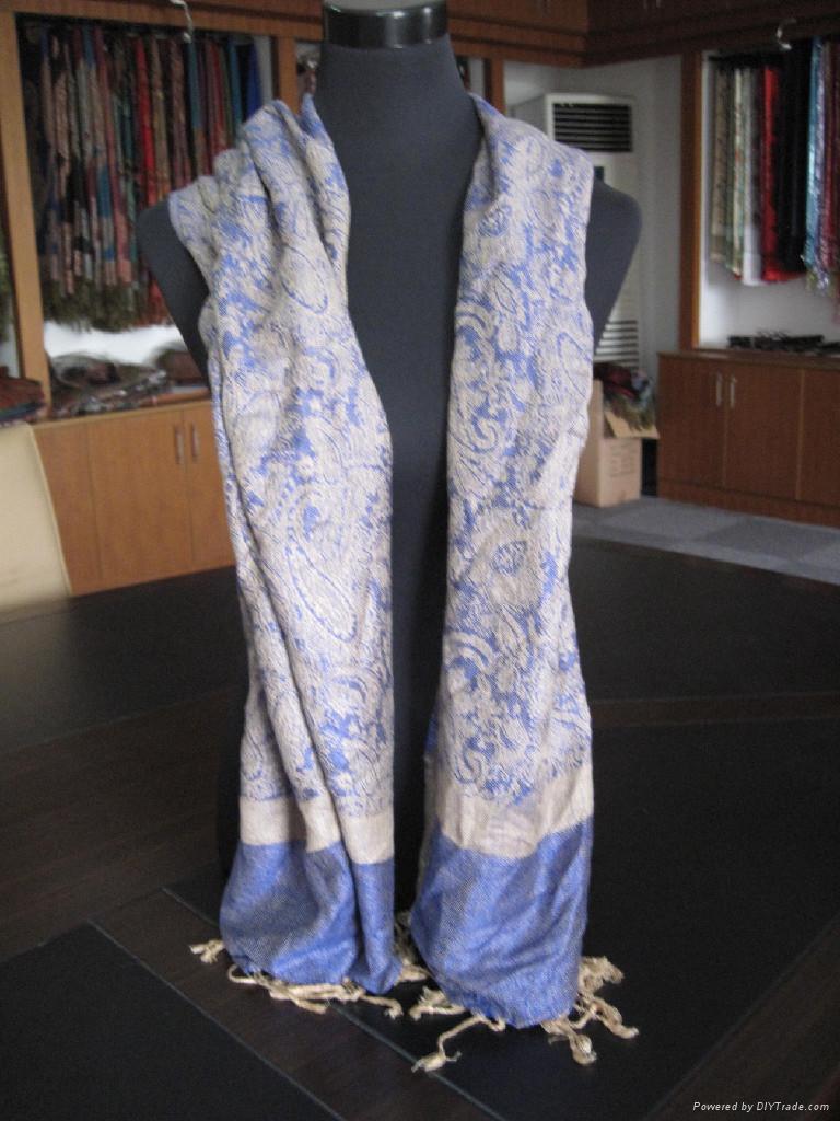 Scarves /shawls popular in Europe and America for 2010 