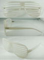 Shutter sunglass white