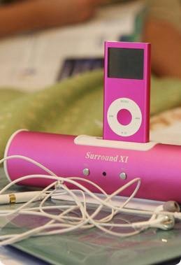 SurroundXi-30 Portable iPod Licensed Speaker/Charger 3