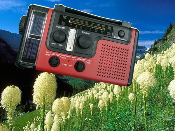 solar dynamo radio with mobile phone charger 2