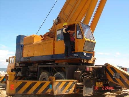 Used 160T KATO truck crane 3