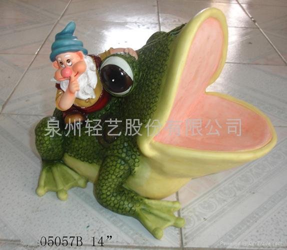Polyresin garden gnome with frog ornament 1