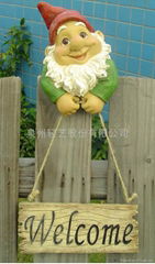 Polyresin garden gnome with "welcome" sign