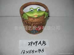 Terracotta frog w/planter