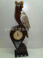 Polyresin parrot w/clock ornament