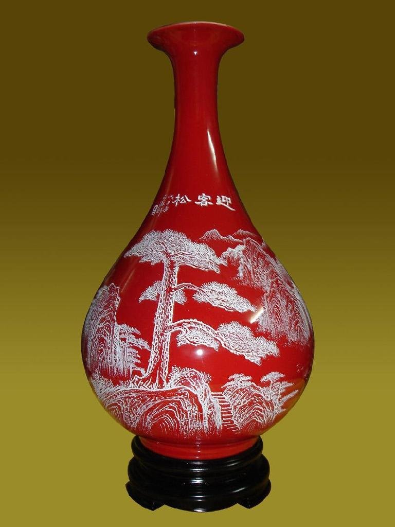 中國紅釉手工雕刻花瓶