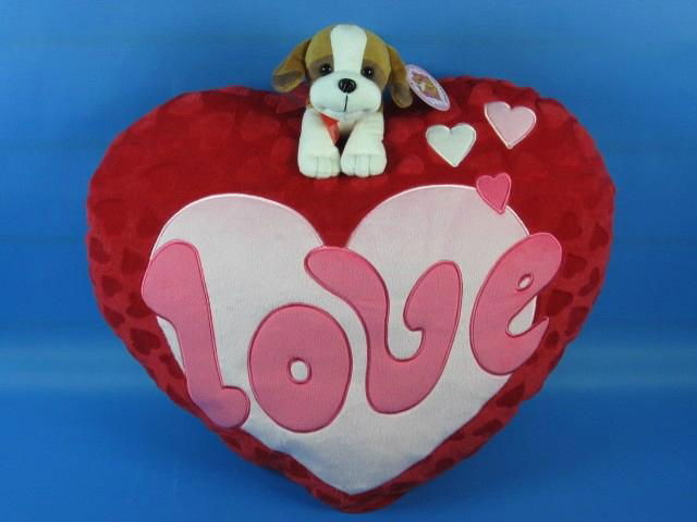 17‘’ Plush Heart Cushion 2