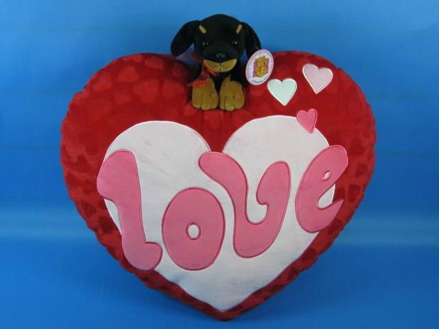 17‘’ Plush Heart Cushion 3