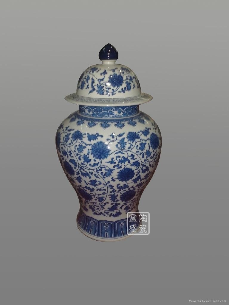 Wholesale hand painted Chinese blue and white ceramic jar 