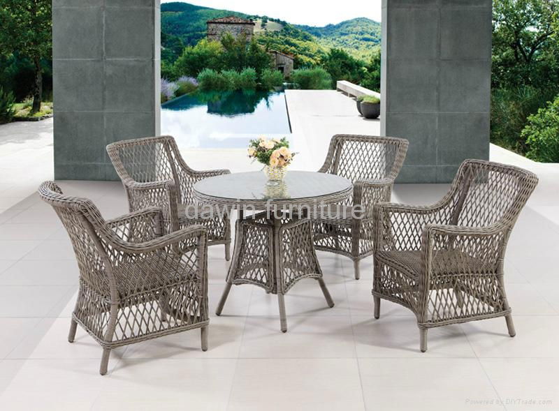 Rattan table & chair 