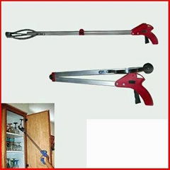 Handle grabber folding reaching tool