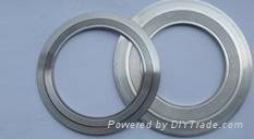 Metal serrated gasket with outer ring