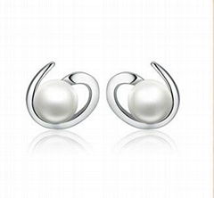 Silver earrings with freshwater pearl