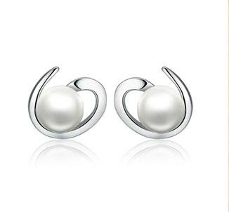 Silver earrings with freshwater pearl