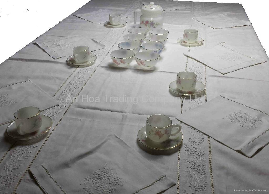 100% Cotton Hand Embroidery Table Cloth Flower Pattern For Hotel Or Restaurant