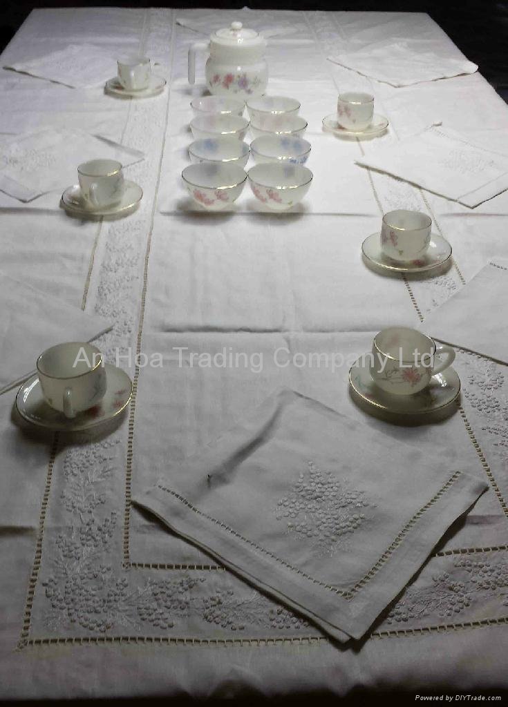 100% Cotton Hand Embroidery Table Cloth Flower Pattern For Hotel Or Restaurant 2