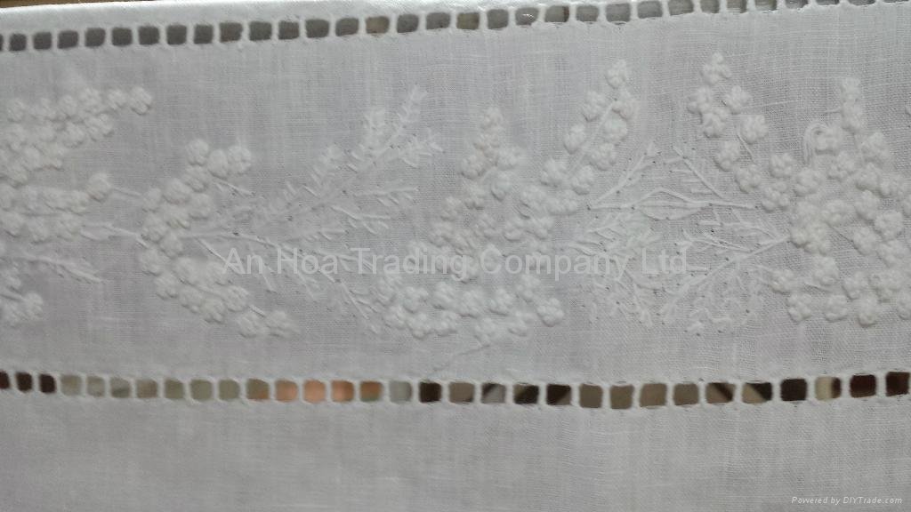 100% Cotton Hand Embroidery Table Cloth Flower Pattern For Hotel Or Restaurant 3