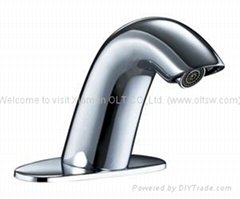 automatic lavatory faucet bathtub water tap with sensor at water outlet