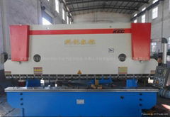 Hydraulic bending machine