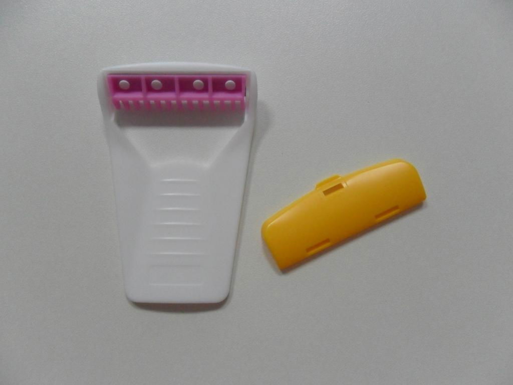 Disposable razor for medical or daily use 3