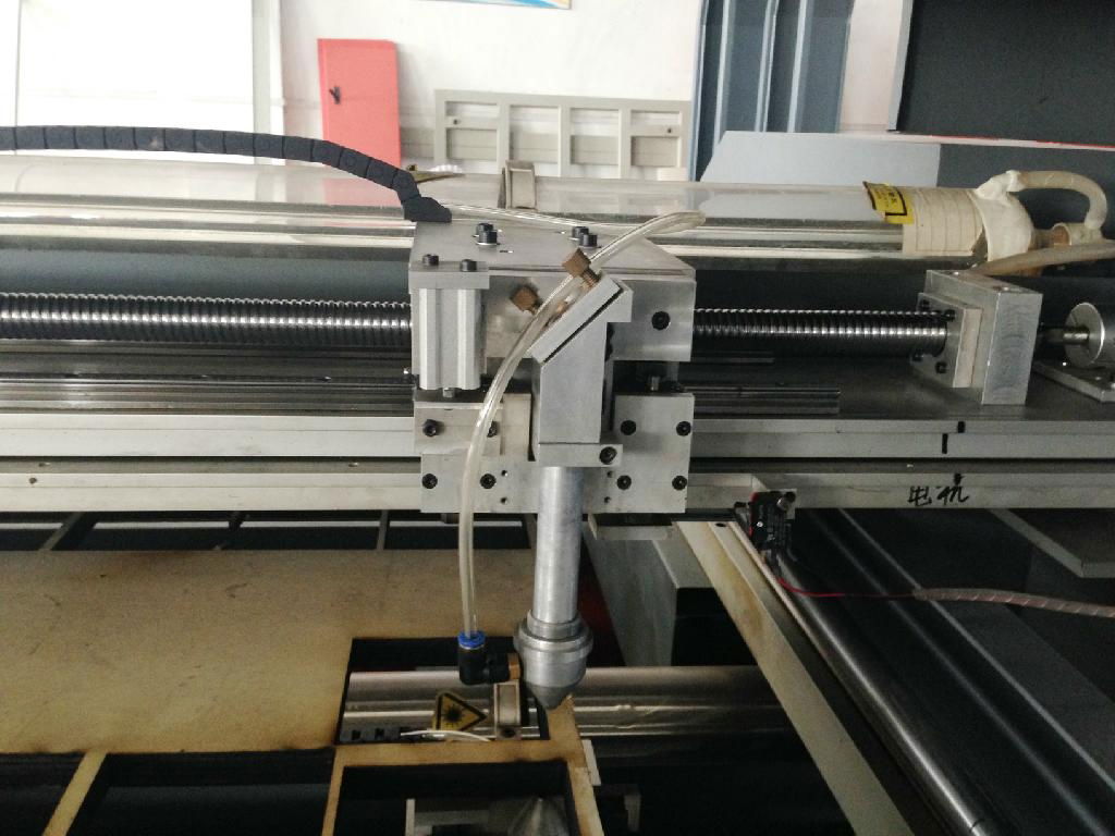 Laser cutting machine for clothing 3